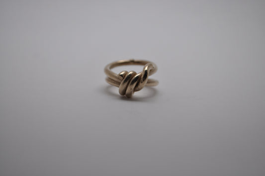 Twist knot ring