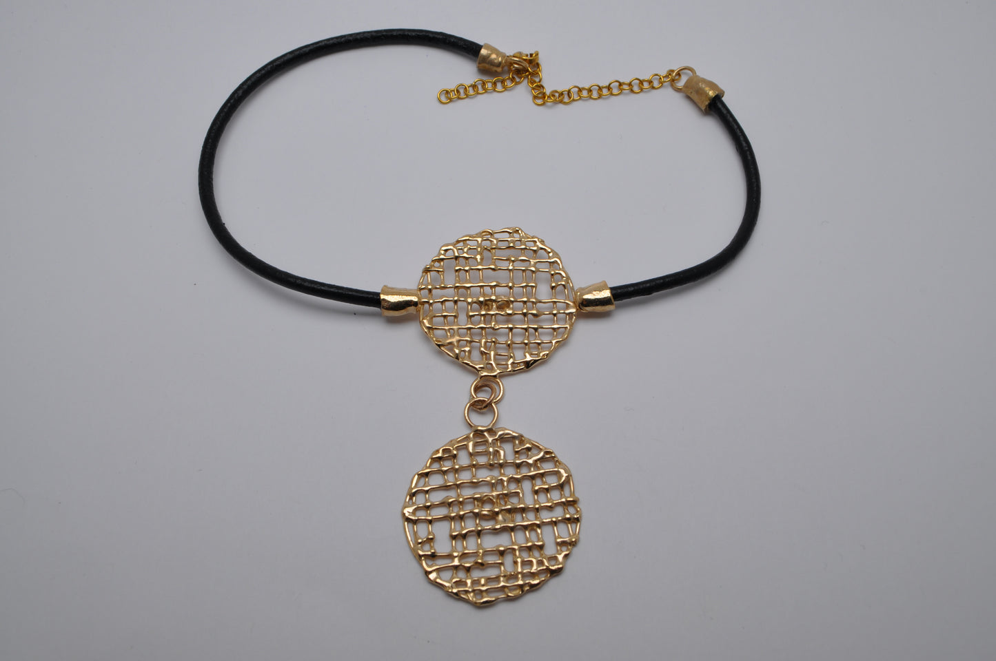 Round waffle choker