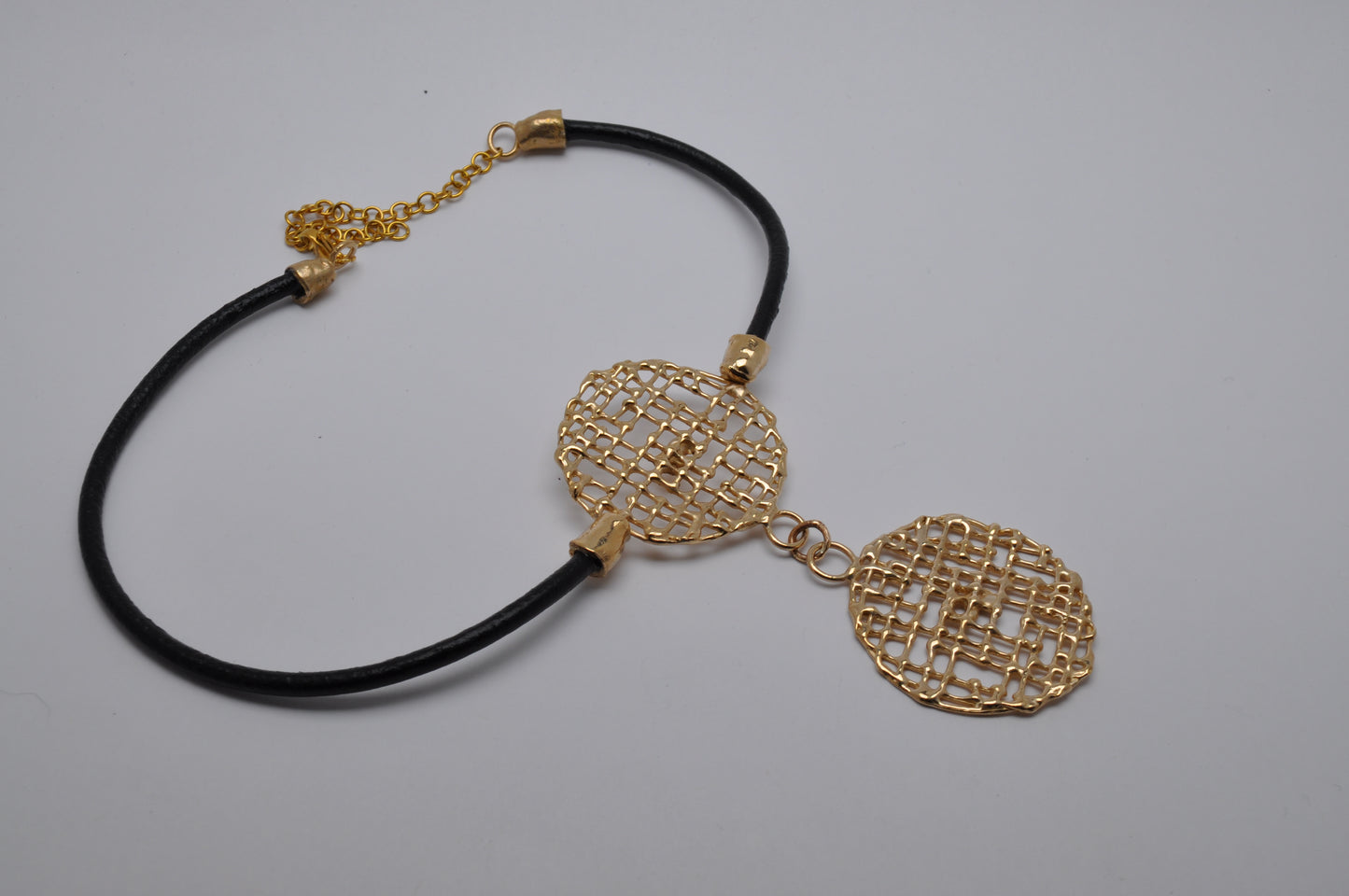 Round waffle choker